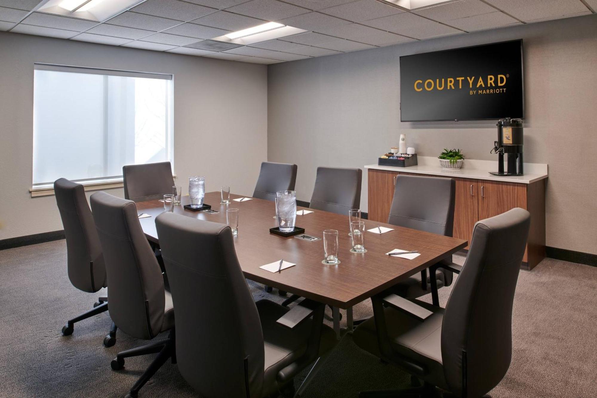 Courtyard Chicago Hotel 3*